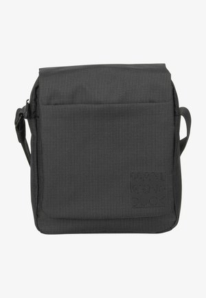 Borsa messenger nera realizzata in tessuto testurizzato, con patta pieghevole, tracolla regolabile e logo in rilievo sulla parte anteriore.