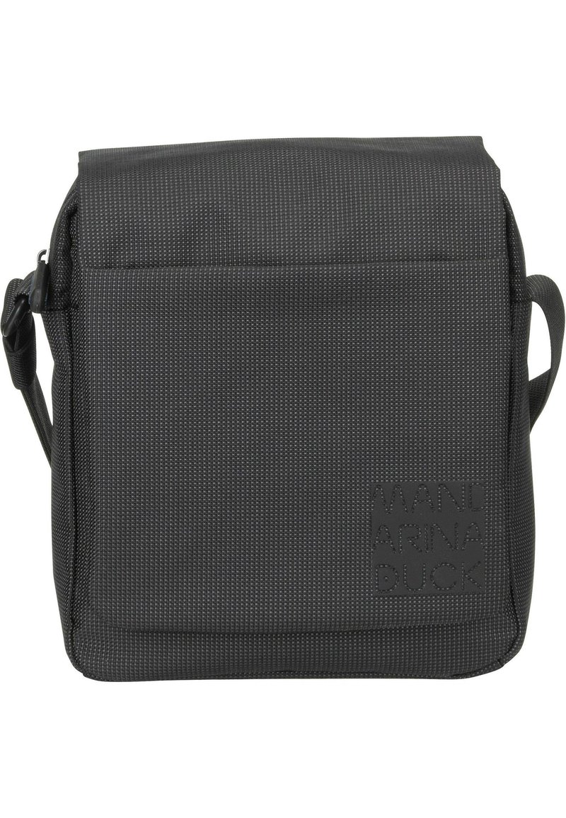 Borsa messenger nera realizzata in tessuto testurizzato, con patta pieghevole, tracolla regolabile e logo in rilievo sulla parte anteriore.