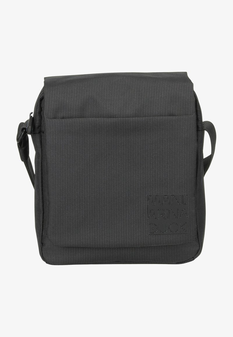 Borsa messenger nera realizzata in tessuto testurizzato, con patta pieghevole, tracolla regolabile e logo in rilievo sulla parte anteriore.
