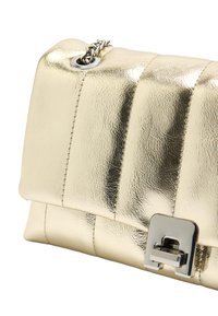 Złota metaliczna kopertówka z pikowanym wzorem, wyposażona w srebrne zapięcie i łańcuszek. Gładkie wykończenie, prostokątny kształt.