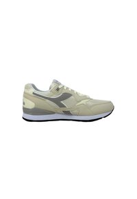 Scarpa sportiva beige con accenti grigi, tomaia in mesh e sintetico, intersuola bianca e suola in gomma nera. Presenta lacci e dettaglio del logo.