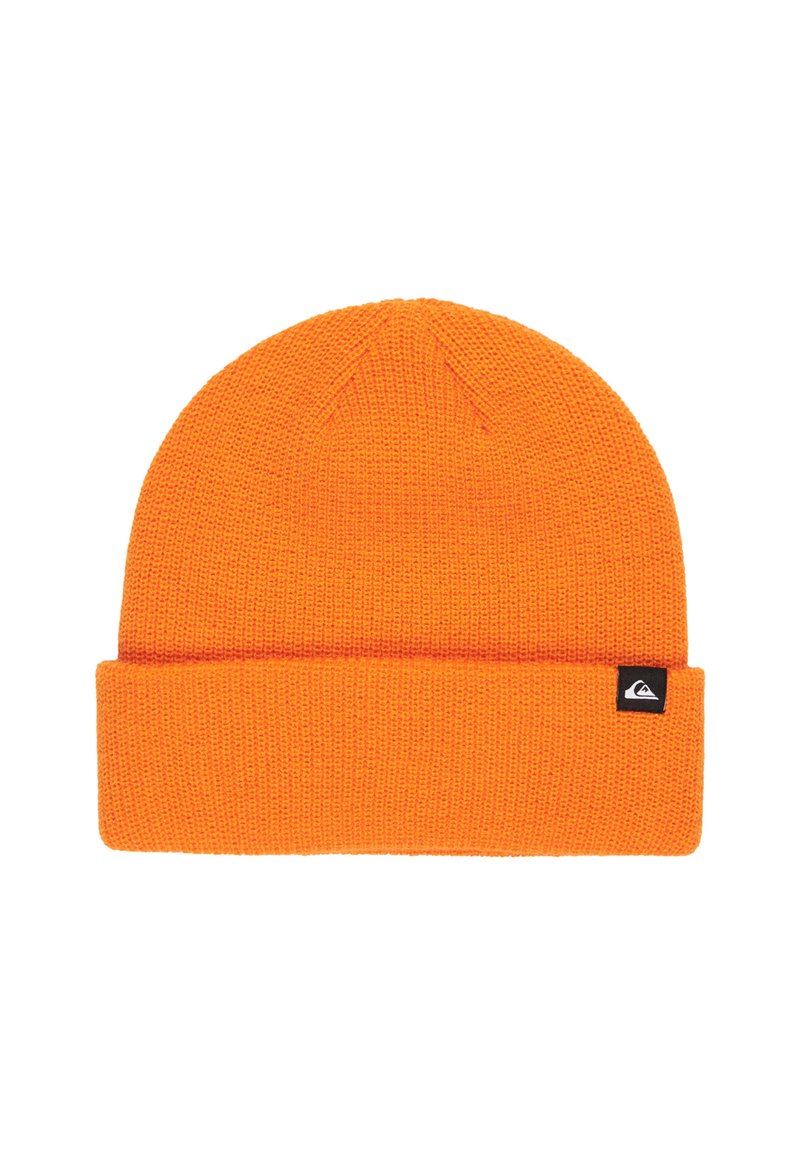 Heldere oranje gebreide muts met opgerolde rand en klein zwart logo label op de rand tegen een witte achtergrond.