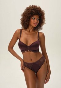 Ciemnobrązowy zestaw biustonosza i majtek z koronkowymi akcentami, regulowanymi ramiączkami i gładką strukturą. Projekt zawiera subtelny detal centralny.