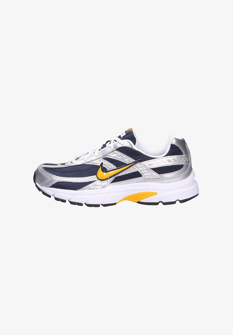 Scarpa da corsa Nike con tomaia in rete blu navy, dettagli argento, logo giallo e intersuola bianca imbottita con suola nera.