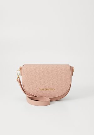 Bolsa de ombro em pele texturizada rosa, com uma aba curva, ferragens douradas e padrão em relevo. Apresenta uma alça ajustável e detalhes com o logótipo.