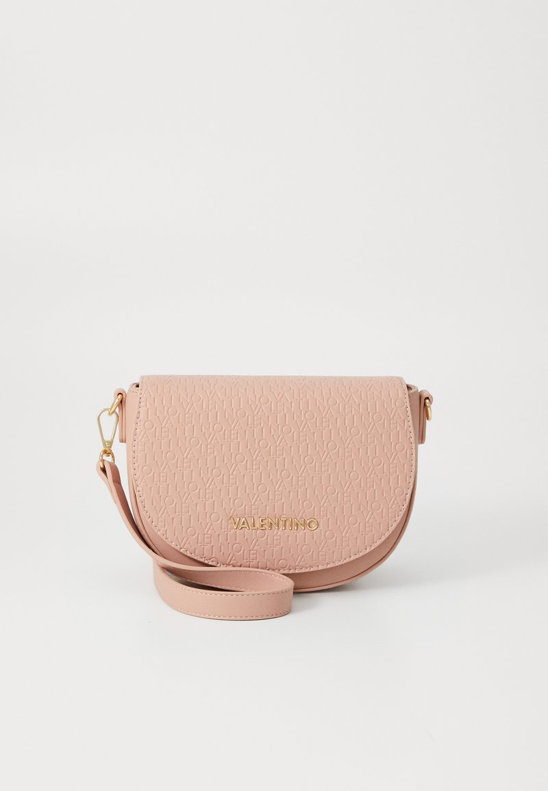 Borsa crossbody in pelle rosa con texture, dotata di una patta curva, dettagli in oro e un motivo in rilievo. Include una tracolla regolabile e dettagli con logo.