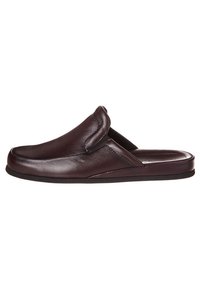 Skórzane buty wsuwane w ciemnym brązie, o gładkiej fakturze, zaokrąglonym kształcie i minimalistycznym designie; posiadają elastyczną podeszwę i otwarty tył.