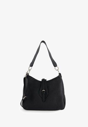 Schwarze, strukturierte Lederhandtasche mit einem oberen Einzelriemen, silbernen Hardwareelementen und einem vorderen Schnallendetail auf einem weißen Hintergrund.