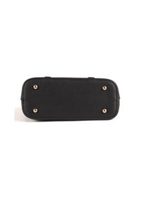 Borsa a tracolla nera rettangolare con superficie texturizzata, accessori in metallo dorato e quattro piedini protettivi in metallo alla base.