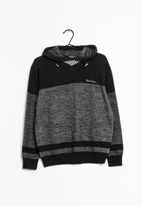 Schwarzer und grauer Strickpullover mit Kapuze und Kordelzügen, gerippten Bündchen und Saum sowie dem "Paul Smith"-Logo auf der Brust, hängt an einem schwarzen Kleiderbügel.