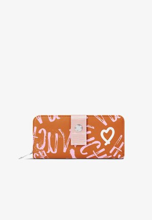 Orangene Brieftasche mit verspieltem pink-weißem Grafikt Text und Herz-Design. Befestigt mit einem pinken Riemen und einem Metall-Druckknopf.