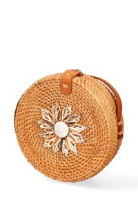 Borsa rotonda in paglia con un design floreale realizzato con conchiglie sul davanti, accentuata da una tracolla in pelle marrone e chiusura a scatto.