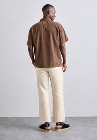 Essential Collective LINEN TROUSERS WITH DRAWSTRING - Bukse - sand