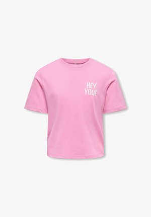 Camiseta rosa de manga corta con cuello redondo y texto blanco "HEY YOU!" impreso en el pecho izquierdo.