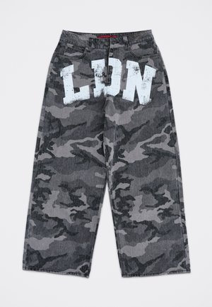 Jeans ampi con stampa mimetica grigia, con grande scritta bianca consumata "LDN" sulla parte anteriore e classico design a cinque tasche.