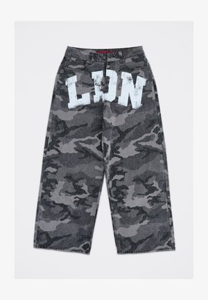 Jeans ampi con stampa mimetica grigia, con grande scritta bianca consumata "LDN" sulla parte anteriore e classico design a cinque tasche.