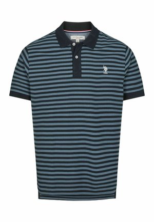 Polo cu dungi în nuanțe de navy și albastru deschis, având un guler închis la culoare, închidere cu nasturi și un logo brodat pe piept. Mâneci scurte.