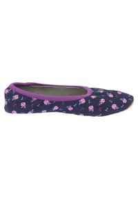 Blumige Ballerinas mit einem Obermaterial aus marineblauem Stoff, verziert mit rosa Rosen und grünen Blättern, akzentuiert durch ein lila Gummiband und einer weichen, strukturierten Innensohle.
