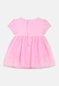 Ροζ φόρεμα με κοντά μανίκια, μαλακή βαμβακερή μπλούζα και τούλινη φούστα. Διαθέτει κουμπώματα στην πλάτη και ζωνάκι στη μέση.