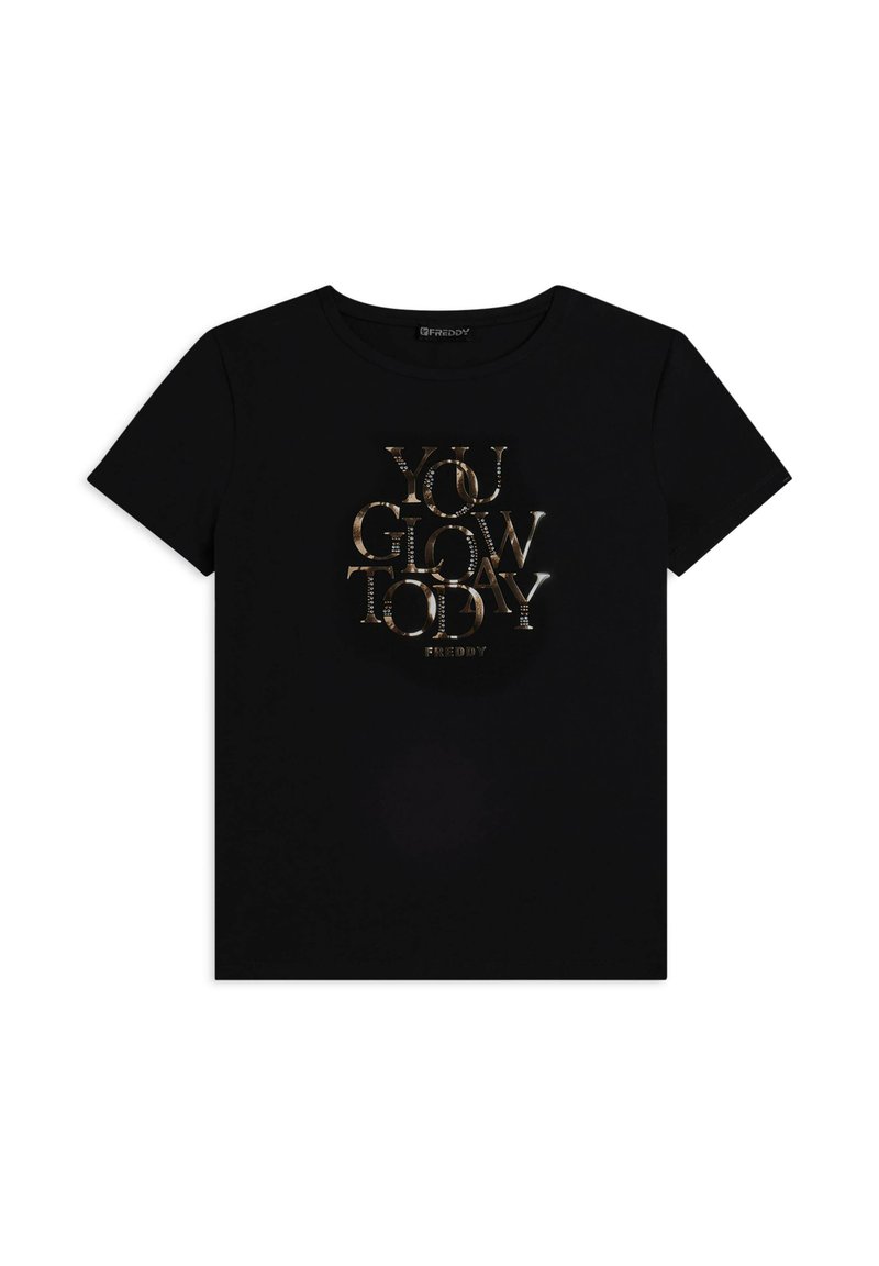 T-shirt in cotone nero con stampa metallizzata dorata contenente il testo "Oggi Brilli" e "FREDDY", maniche corte e scollo rotondo.