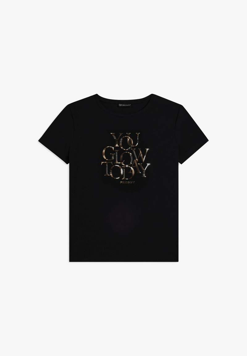 T-shirt in cotone nero con stampa metallizzata dorata contenente il testo "Oggi Brilli" e "FREDDY", maniche corte e scollo rotondo.
