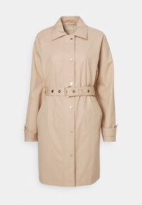 Trench coat bej dintr-un amestec de bumbac, având o talie cu curea, închidere cu butoni și două buzunare laterale. Guler clasic și mâneci lungi.