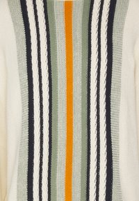 Pull en tricot avec des rayures verticales en crème, vert, marine et orange. Tissu texturé avec des épaisseurs variées et des détails en tricot torsadé.
