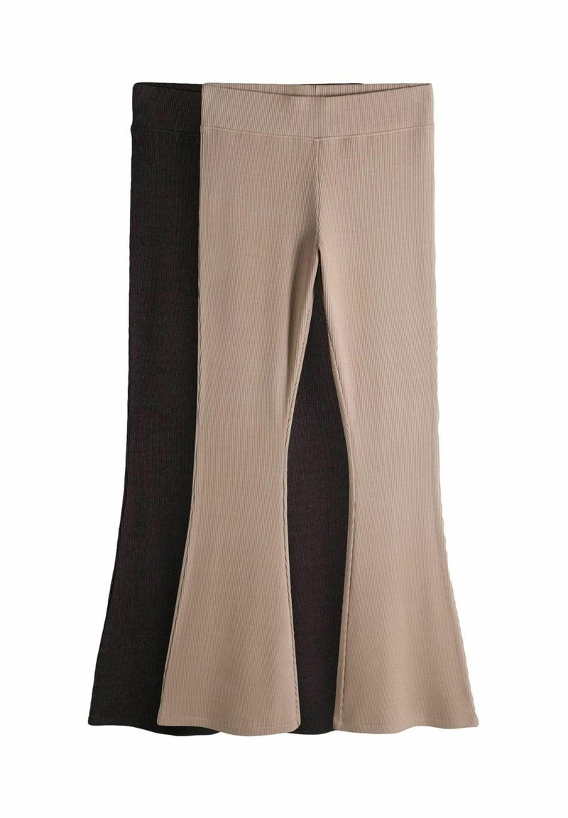 Două perechi de colanți evazați: una neagră și una bej. Confecționați din material reiat cu o textură moale și talie elastică.