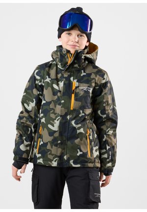 Giacca da sci camouflage in verde, nero e bianco con zip arancioni. Presenta un cappuccio, tasche e dettagli del logo sul petto e sulla manica.