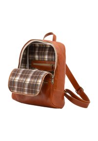 Sac à dos en cuir marron chaud avec un intérieur spacieux doté d'une doublure en tissu à carreaux. Comprend une poche à rabat à l'avant et un compartiment zippé.