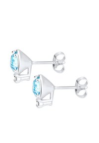 Boucles d'oreilles en argent avec une pierre précieuse bleue claire montée sur un support triangulaire, avec une finition polie et un fermoir sécurisé.