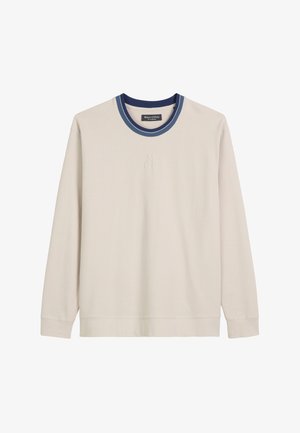 Crème lange mouw shirt met een marineblauwe geribde ronde hals. Fijne "M O P" borduursel op de borst. Zacht materiaal met een relaxte pasvorm.