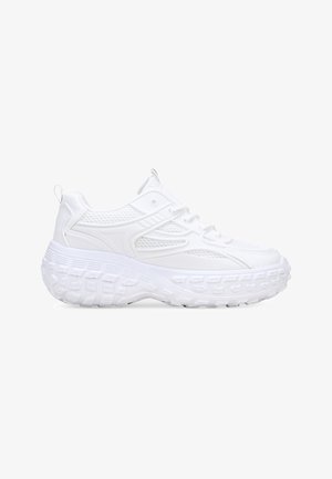 Baskets de sport blanches avec un upper en maille texturée et respirante, une semelle en caoutchouc épaisse avec un motif de trame marquant, et un laçage.