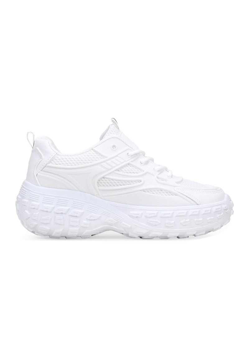 Sneaker atletiche bianche con una parte superiore in rete traspirante e testurizzata, suola in gomma spessa con un motivo di battistrada prominente e chiusura con lacci.