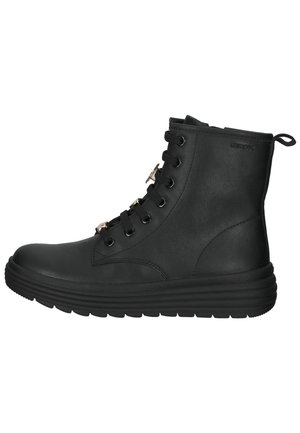 Botte noire à lacets de hauteur moyenne avec semelle épaisse, œillets métalliques et languette au talon, montrée en profil droit sur fond blanc.