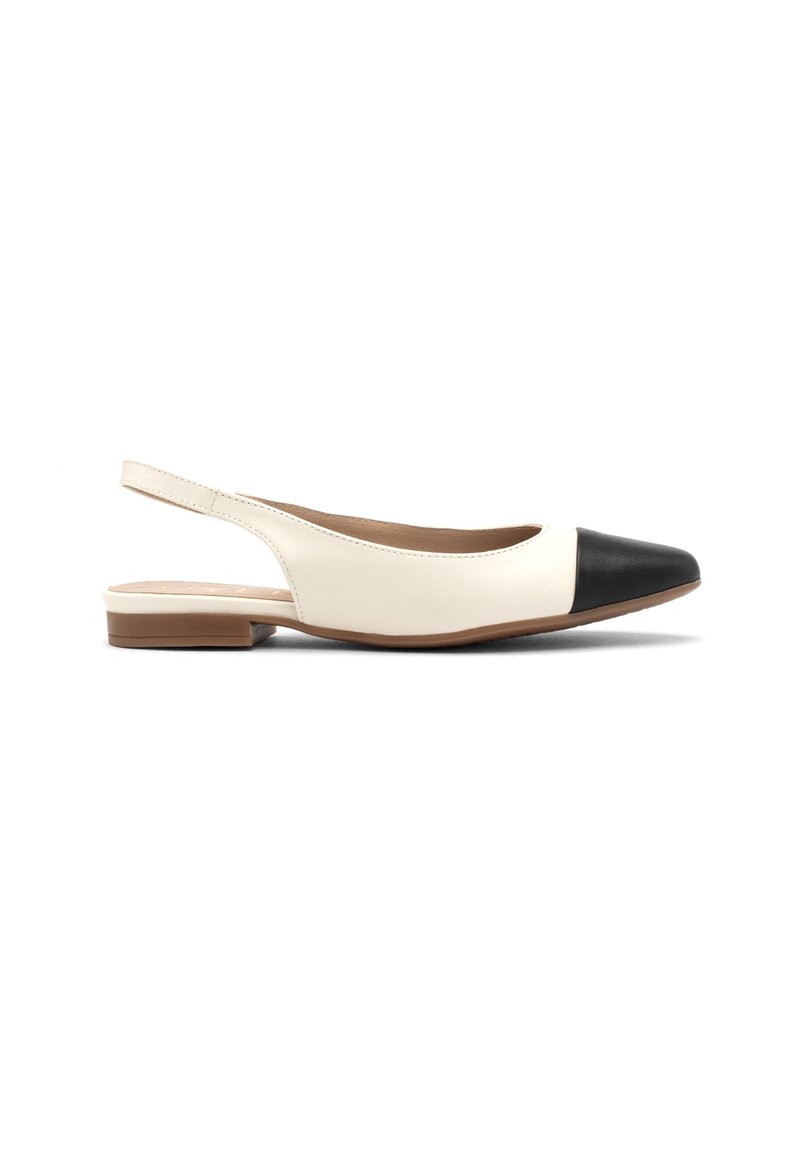 Slingback baleríny s krémovým koženým zvrškom a čiernym koženým špičkovým detailom. Vlastnosti zahŕňajú nízky hnedý opätok a hladký, minimalistický dizajn.