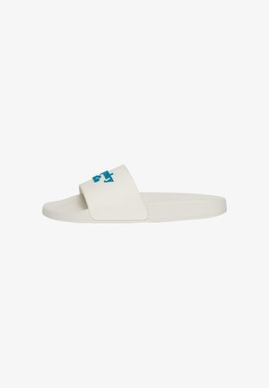 Sandalia blanca tipo slide con una tira ancha que lleva las letras azules "AK", suela plana y diseño abierto en la punta, vista de lado.