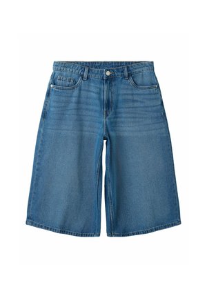 Shorts en jean bleu jusqu'au genou avec fermeture par bouton et fermeture éclair, poches avant et poche monnaie, et passants pour ceinture.