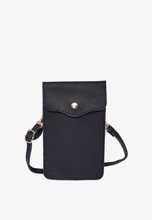 Étui de téléphone en cuir marine avec finition texturée, rabat festonné, fermeture à pression, et bandoulière réglable. Accents en métal doré.