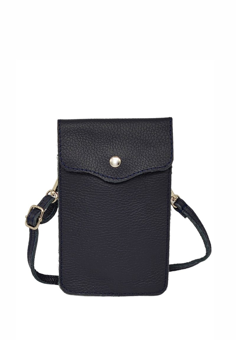 Étui de téléphone en cuir marine avec finition texturée, rabat festonné, fermeture à pression, et bandoulière réglable. Accents en métal doré.