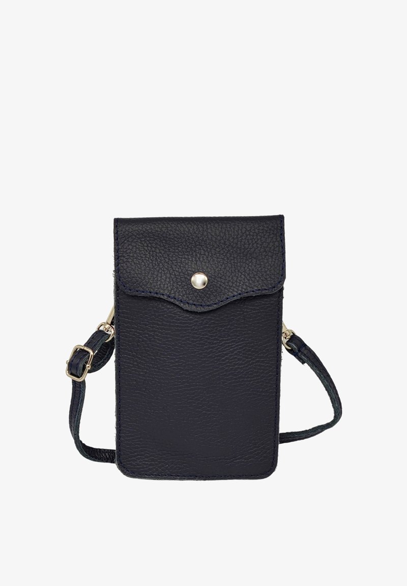 Étui de téléphone en cuir marine avec finition texturée, rabat festonné, fermeture à pression, et bandoulière réglable. Accents en métal doré.