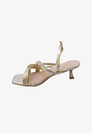 Sandalo donna metallico oro con cinturini, punta quadrata, tacco basso kitten e cinturino alla caviglia con fibbia.