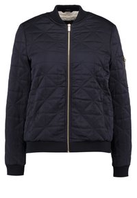 Chamarra de bombardero navy con textura acolchada, puños y dobladillo acanalados, cierre de cremallera y bolsillo lateral con herrajes en tono dorado.