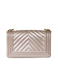 Gepolsterte, beige synthetische Handtasche mit einem Zickzackmuster und goldenen Beschlägen. Rechteckige Form mit gestepptem Muster, ausgestattet mit einem Klappenverschluss.