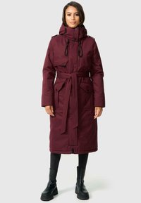 Lange bordeaux geklede jas met een capuchon, trekkoord, riem en voorzakken, met een rechte snit en een gladde textuur.