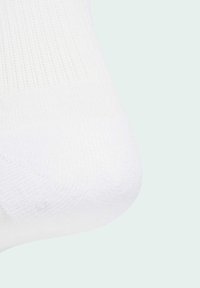 Meia de algodão branca com textura canelada, bico arredondado e design sem costuras. Adequada para uso casual ou atlético.