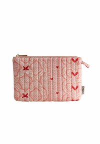 Gevoerde roze stoffen pouch met rode hart- en strikpatronen, voorzien van een ritsluiting en een zijlus voor eenvoudig dragen.