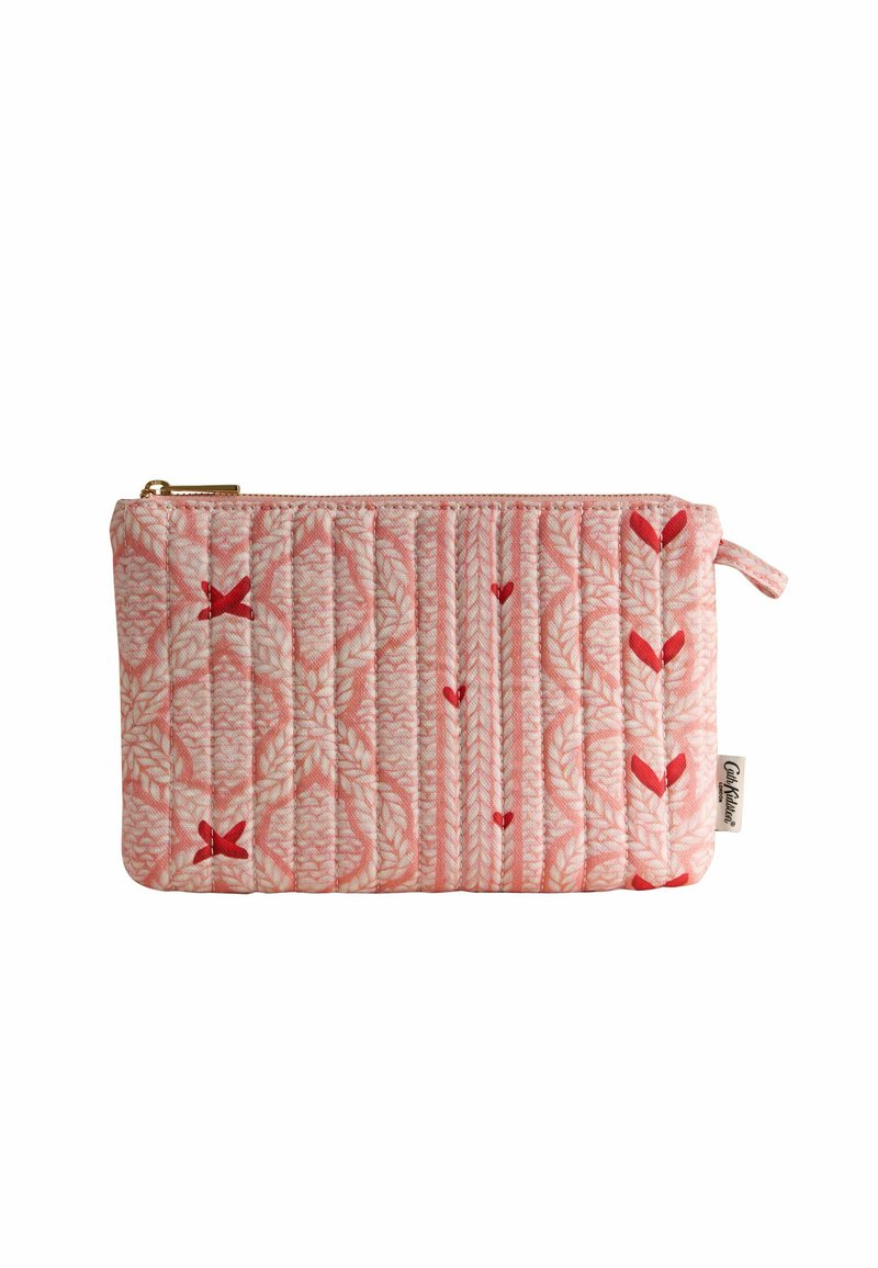 Gevoerde roze stoffen pouch met rode hart- en strikpatronen, voorzien van een ritsluiting en een zijlus voor eenvoudig dragen.