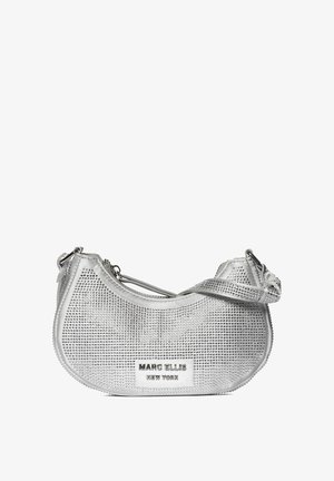 Silberne Marc Ellis Umhängetasche aus New York mit kleinen Nieten, geschwungener Form und verstellbarem Riemen vor weißem Hintergrund.