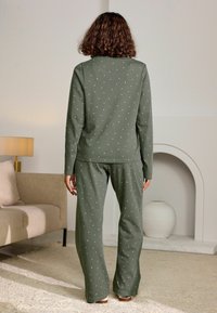 Next HEAVYWEIGHT TALL - REGULAR FIT SET - Yöasusetti - sage green spot